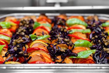 Çok renkli fırında sebzeler. Ratatouille Fransız yemeği..