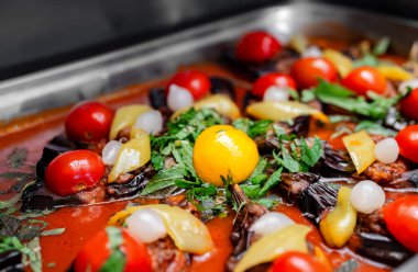 Domates soslu fırında patlıcan..