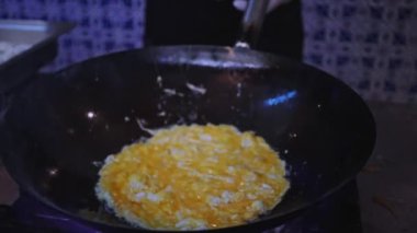 Profesyonel aşçı tavada erişte yapıyor..