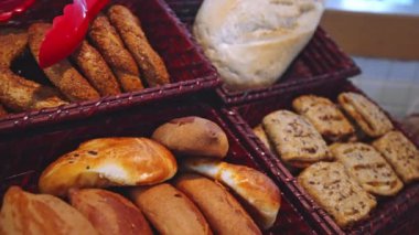 Bakkalda bir sürü yeni pişmiş mal var..