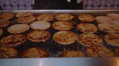 Sokak Gıda Marketinde Izgarada Kızarmış Köfte.