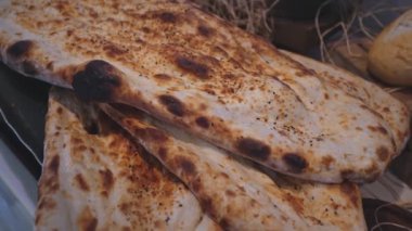 Bir markette taze pişmiş lavaş..