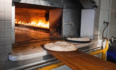 Fırında ekmek pişiriyorum..