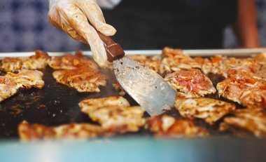 Bir sürü kızarmış tavuk budu..