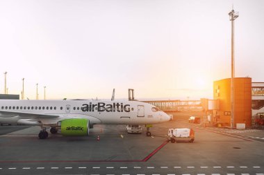 Estonya, Tallinn - 06.06.2024: Tallinn 'deki Lennart Meri Havalimanı' nda AirBaltic uçağı. Editör kullanımı.