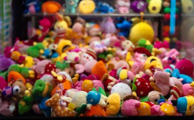 Taraf, Türkiye - 06.06.2024: Pençe vinç oyununda bir sürü yumuşak oyuncak. Editör kullanımı.