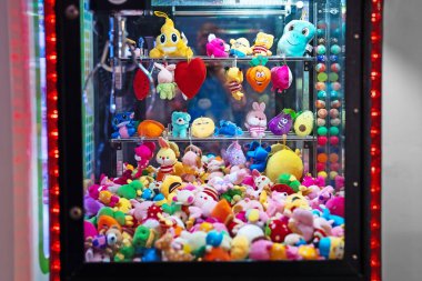 Taraf, Türkiye - 06.06.2024: Pençe vinç oyununda bir sürü yumuşak oyuncak. Editör kullanımı.