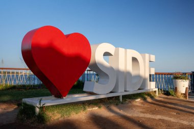 Taraf, Türkiye - 08.06.2024: Eski kentte kalp ve kenar yazıları. Editör kullanımı.