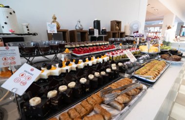 Side, Türkiye - 08.06.2024: Şekerleme ve keklerin çeşitliliği. Her şeyi kapsayan bir kavram. Editör kullanımı.