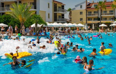 Yana, Türkiye - 08.06.2024: Havuzda köpük partisi. Editör kullanımı.