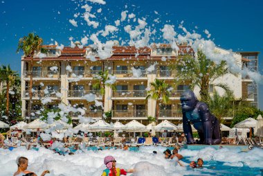 Yana, Türkiye - 08.06.2024: Havuzda köpük partisi. Editör kullanımı.