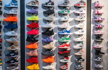 Side, Türkiye - 08.06.2024: Farklı spor ayakkabıları koleksiyonu. Editör kullanımı.