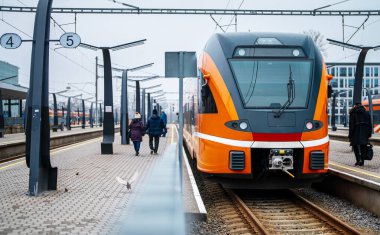 Estonya modern demiryolu taşımacılığı ana istasyonda.