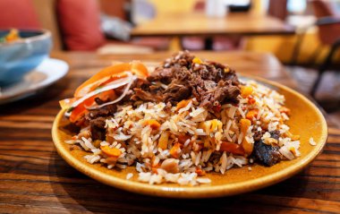 Nohut ve biftekli Özbek pilavı.