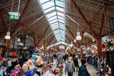 Tallinn, Estonya - 2024.03... 09: Tallinn 'deki Baltık İstasyonu' nda bir pazarın içinde.