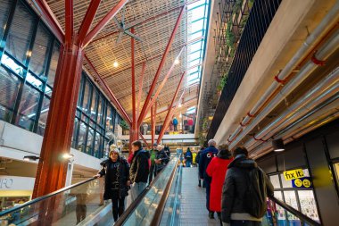 Tallinn, Estonya - 2024.03... 09: Tallinn 'deki Baltık İstasyonu' nda bir pazarın içinde.