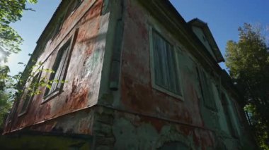 Ormanda terk edilmiş eski konak.