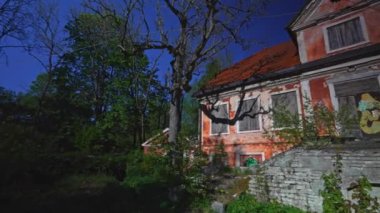 Tallinn, Estonya - 21.05.2024: Pirita 'da terk edilmiş tarihi Kose malikanesi.