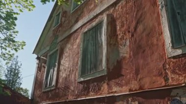 Tallinn, Estonya - 21.05.2024: Pirita 'da terk edilmiş tarihi Kose malikanesi.