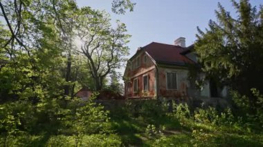 Tallinn, Estonya - 21.05.2024: Pirita 'da terk edilmiş tarihi Kose malikanesi.