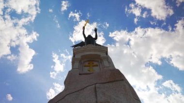 Russalka Anıtı yaz gökyüzüne karşı.