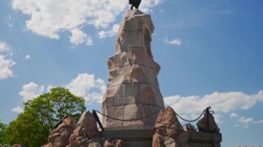 Russalka Anıtı yaz gökyüzüne karşı.