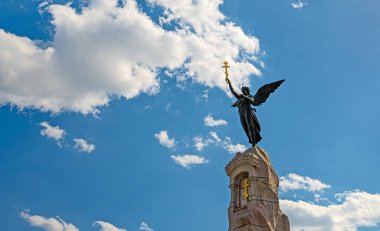 Russalka Anıtı yaz gökyüzüne karşı.