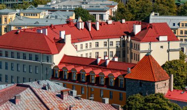 Evler eski Tallinn içinde kırmızı ve turuncu çatı.