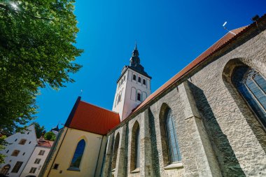Eski Tallinn 'deki Aziz Niklas Kilisesi manzarası.