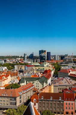 Eski Şehir ve Yeni Modern Tallinn Şehri.