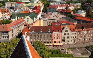 Evler eski Tallinn içinde kırmızı ve turuncu çatı.