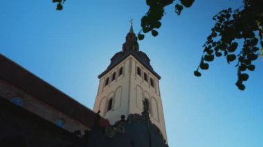 Eski Tallinn 'deki Aziz Niklas Kilisesi manzarası.