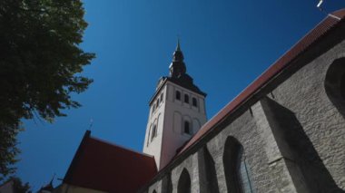 Eski Tallinn 'deki Aziz Niklas Kilisesi manzarası.