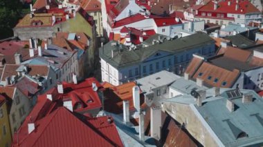 Evler eski Tallinn içinde kırmızı ve turuncu çatı.