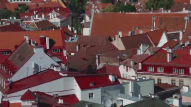 Evler eski Tallinn içinde kırmızı ve turuncu çatı.