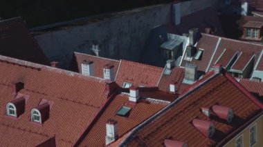 Evler eski Tallinn içinde kırmızı ve turuncu çatı.
