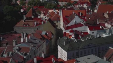 Evler eski Tallinn içinde kırmızı ve turuncu çatı.