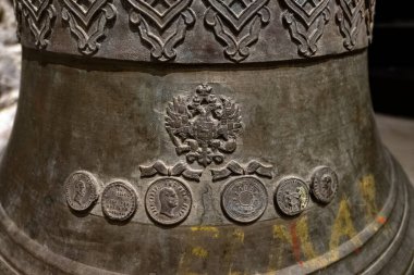 Tallinn, Estonya - 26.06.2024: Çan üzerinde Rus İmparatorluğu arması resmi.