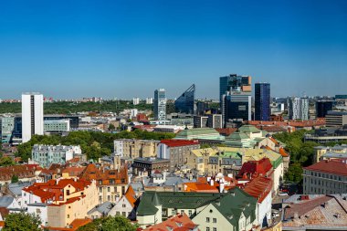 Tallinn, Estonya - 26.06.2024: Eski Şehir ve Yeni Modern Tallinn Şehri.