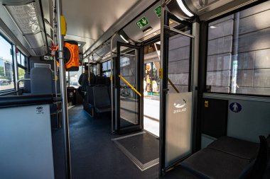 Tallinn, Estonya - 26.06.2024: Otobüs durağında kapısı açık Tallinn otobüsü.