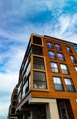 Cam Balkonları ve Endüstriyel Elemenleri olan Modern Apartman Binası.