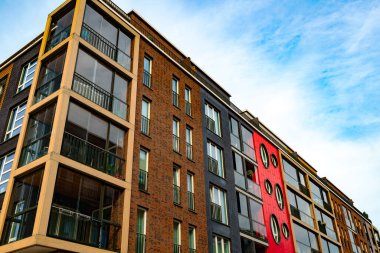 Cam Balkonları ve Endüstriyel Elemenleri olan Modern Apartman Binası.