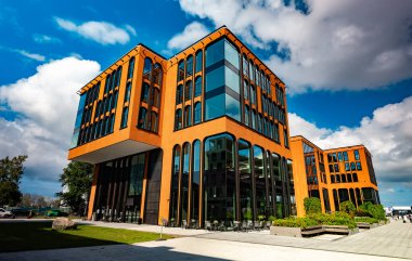 Cam Balkonları ve Endüstriyel Elemenleri olan Modern Apartman Binası.