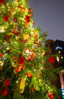 Tallinn 'deki Rotermann bölgesinde güzel bir Noel ağacı.