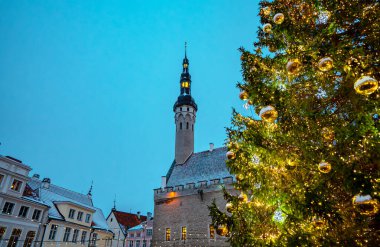 Old Tallinn 'deki Town Hall Meydanı' nda Noel Pazarı.