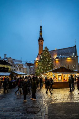 Tallinn, Estonya - 2024.12.07: Belediye Meydanı 'nda Noel pazarı. Sadece Editör.