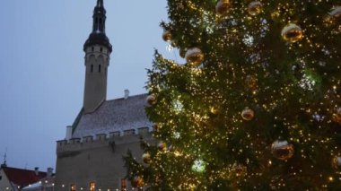 Old Tallinn 'deki Town Hall Meydanı' nda Noel Pazarı.