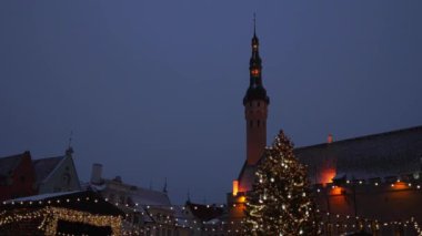 Old Tallinn 'deki Town Hall Meydanı' nda Noel Pazarı.