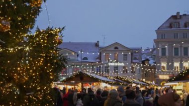 Tallinn, Estonya - 2024.12.07: Belediye Meydanı 'nda Noel pazarı. Sadece Editör.