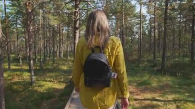 Bataklık gölünde yürüyen bir kadın. Bataklık yürüyüşü.